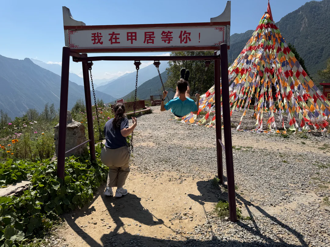 Martin 在甲居藏寨荡秋千