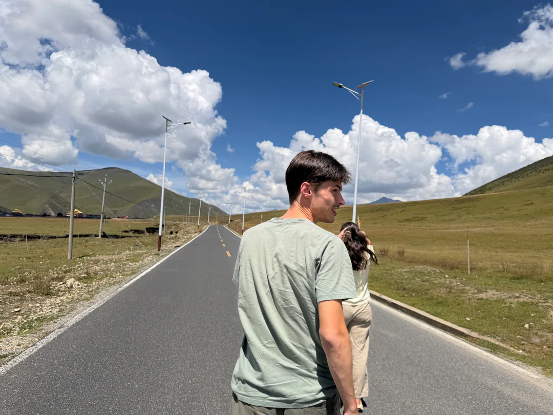 封闭道路上的漫步画面