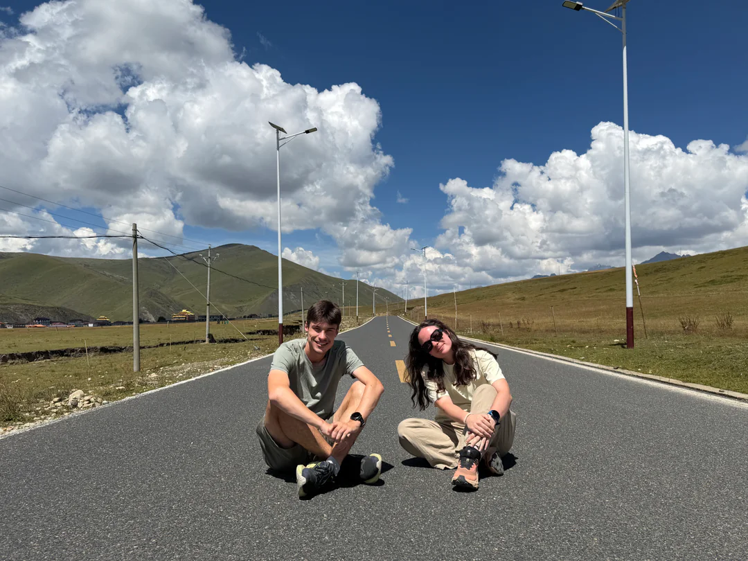 封闭道路上的横幅合影
