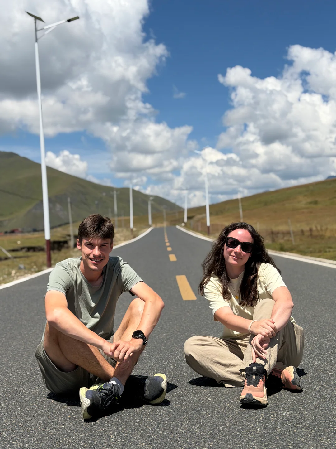 封闭道路上的竖幅合影