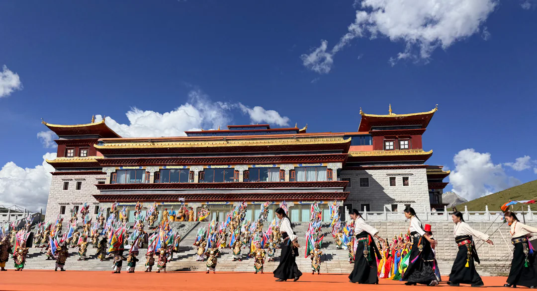 寺庙庆典全景
