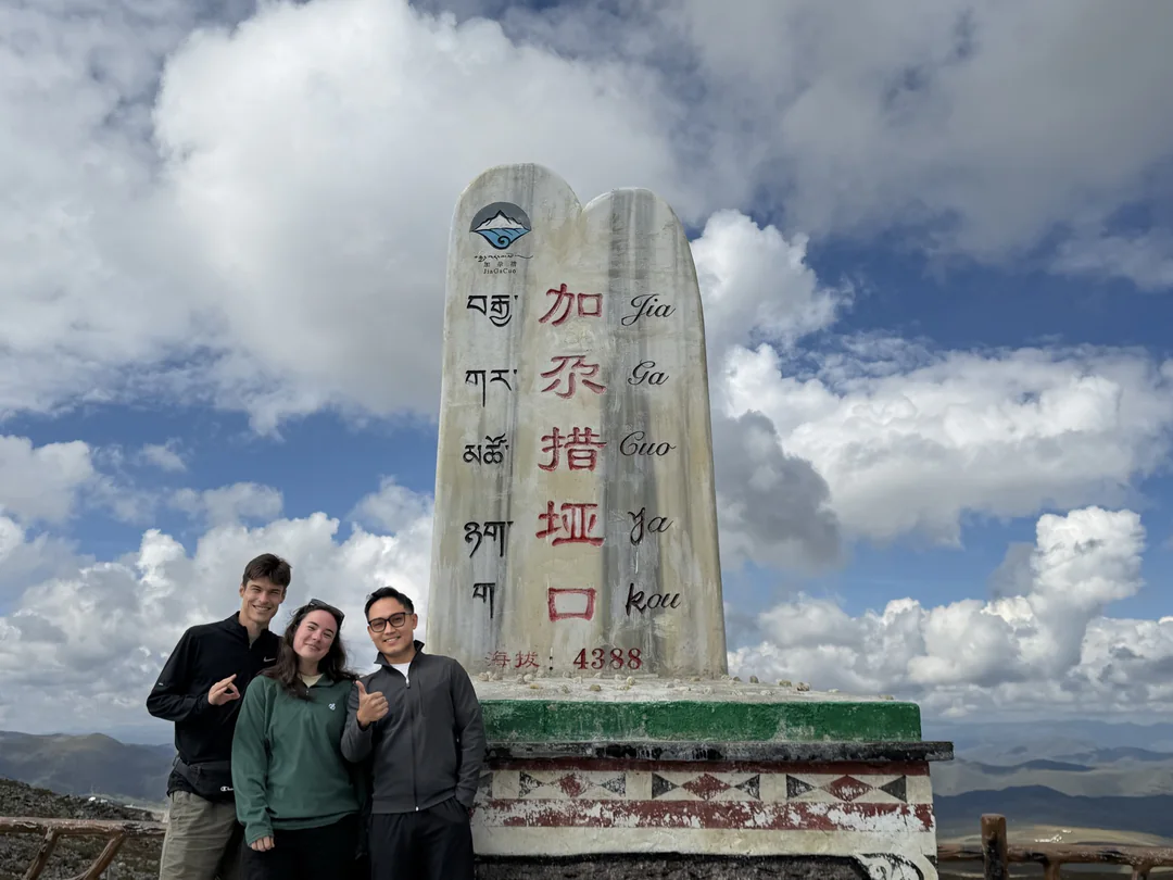 Ryan、Eva 与 Martin 在海拔 4388 米处合影