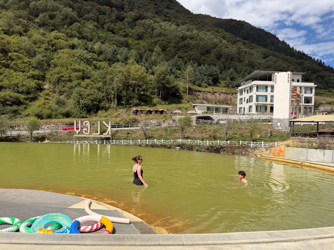 Eva 与 Martin 体验露天温泉