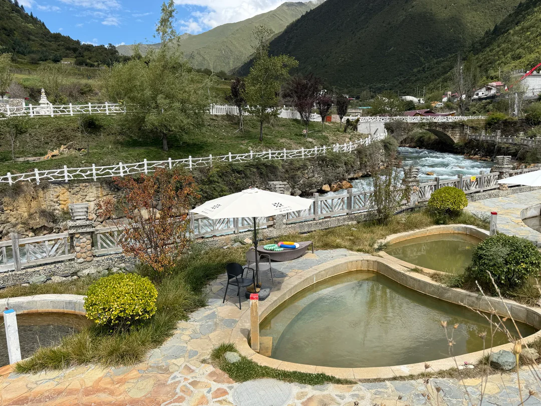 山谷河畔的天然温泉全景