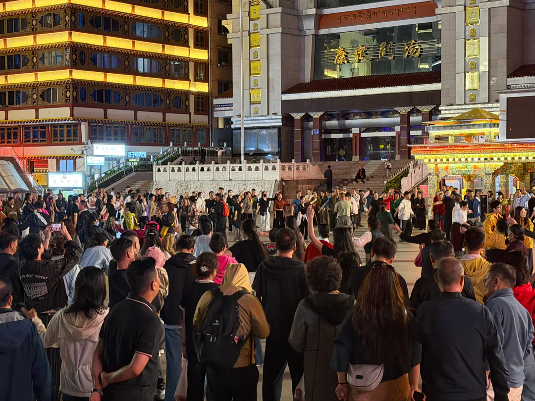 康定夜间广场的人群